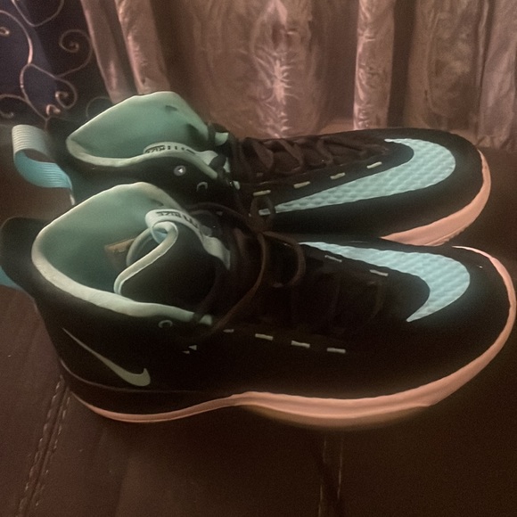 Nikes Rize - Picture 2 of 2